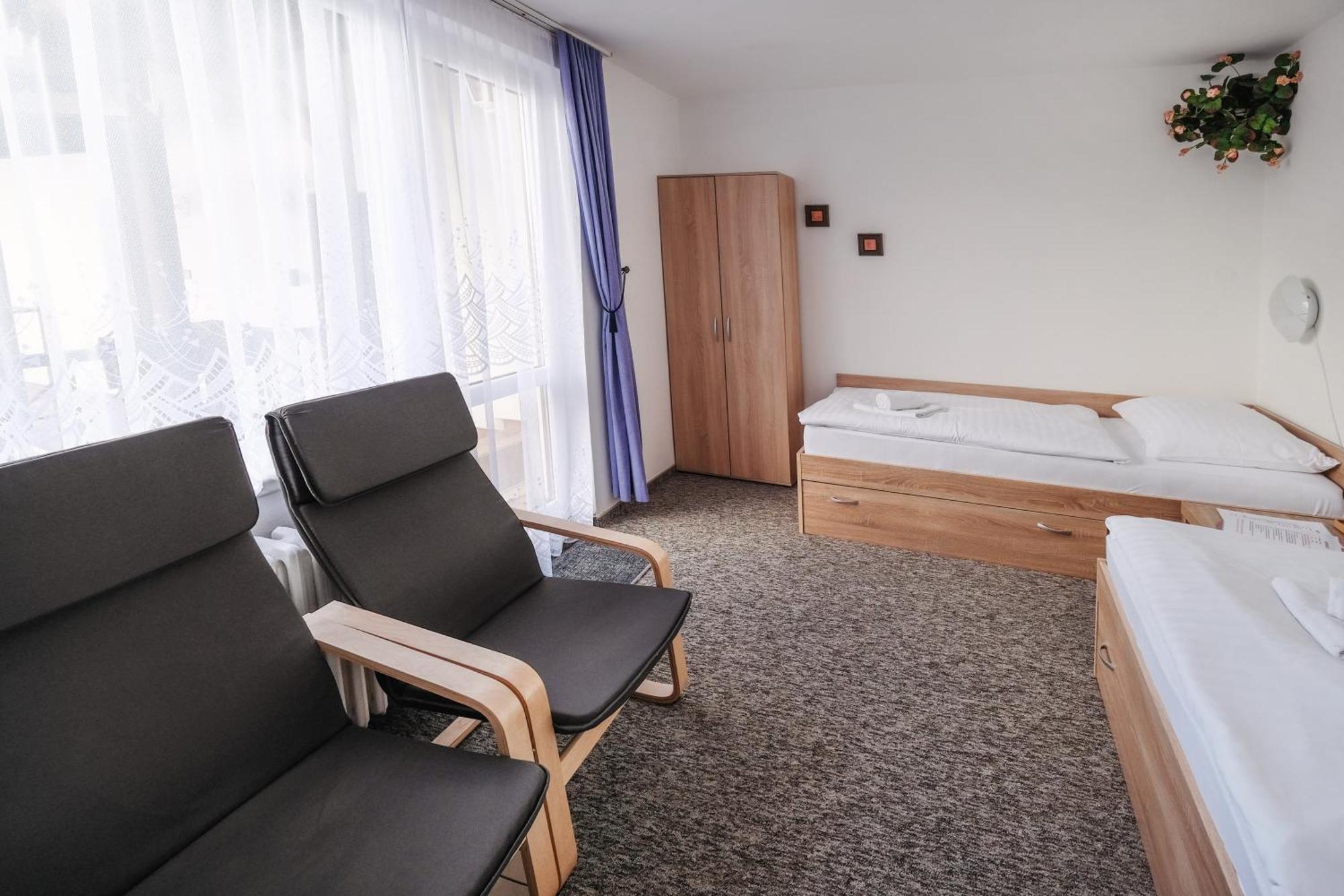 Pension Clara Karlovy Vary Esterno foto